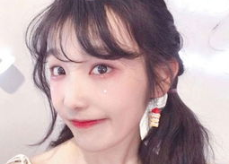 网红照片女生一个人,揭秘网红照片中的单身女神风采”