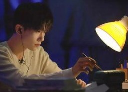 易烊千玺粉丝背景,青春活力，追求梦想的青春力量